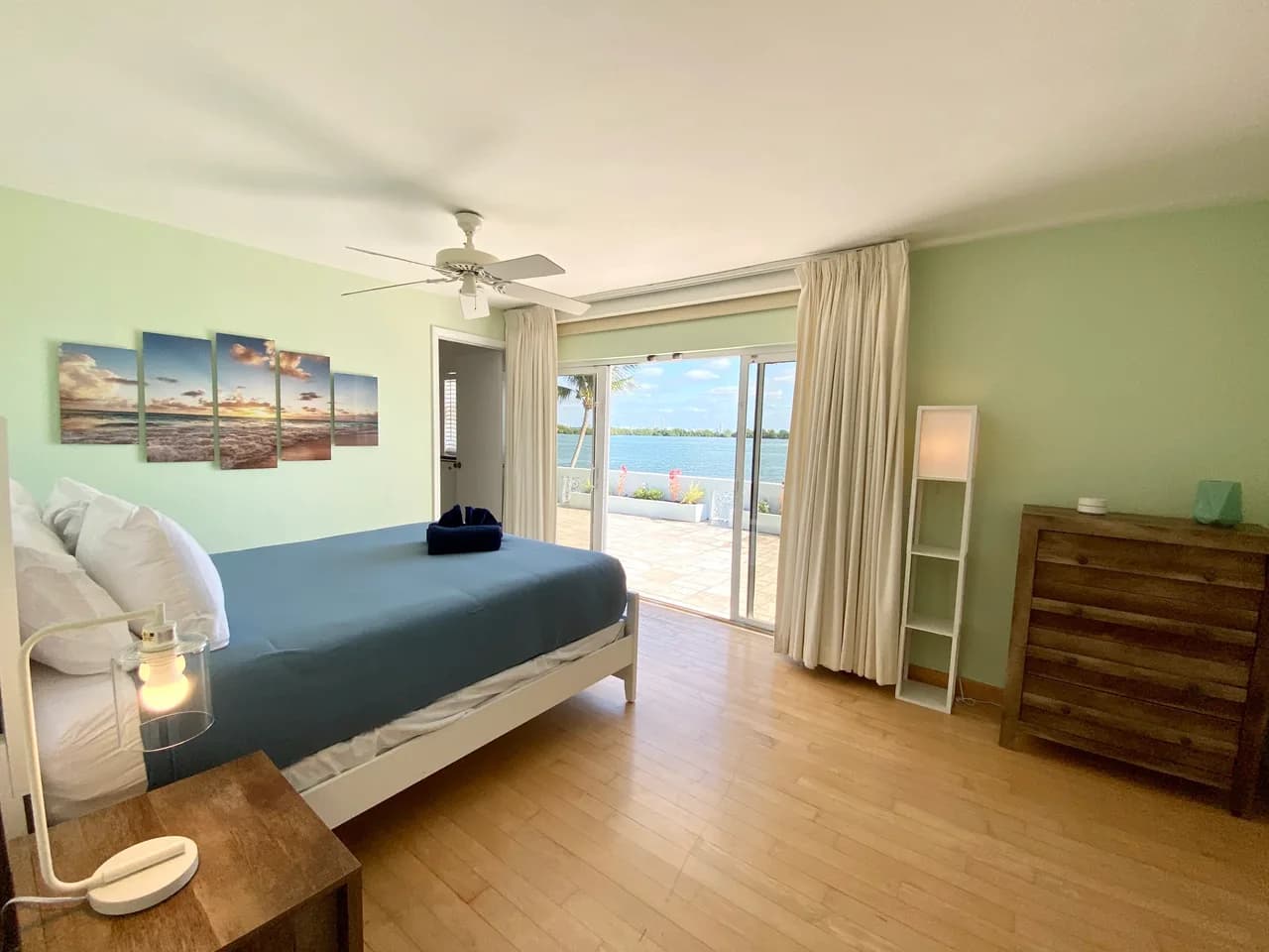 Sprawling Villa Surrounded by Breathtaking Waterfront Views photo 4