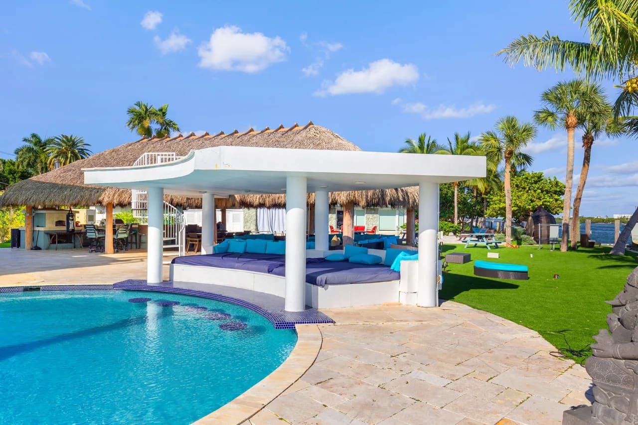 Sprawling Villa Surrounded by Breathtaking Waterfront Views photo 5