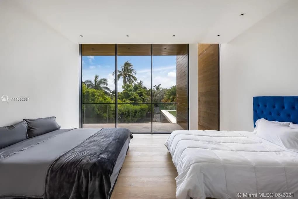 Tropical Modern Villa with a Refreshing Infinity Pool photo 4