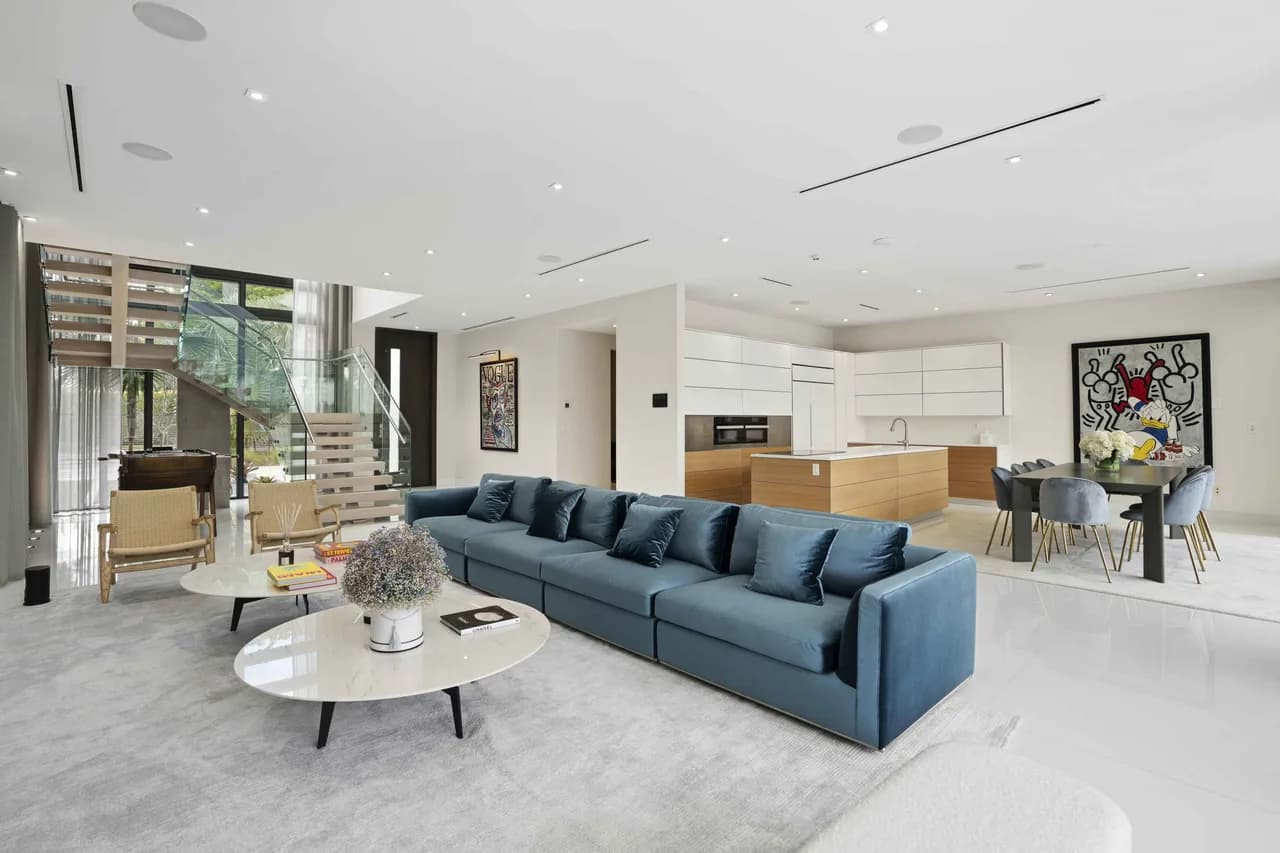 Well Located Modern Mansion with Lush Landscaping photo 2