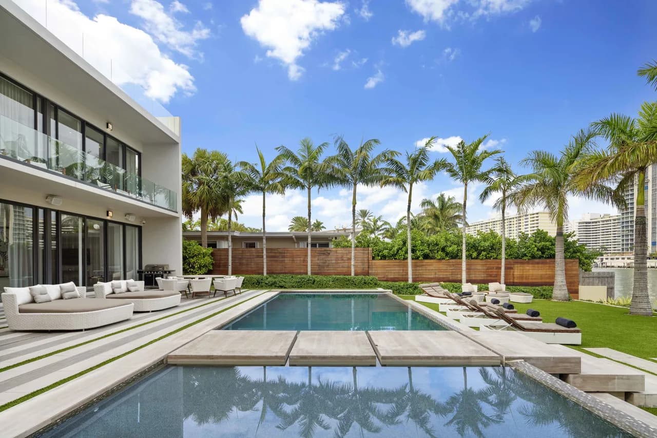Well Located Modern Mansion with Lush Landscaping photo 5