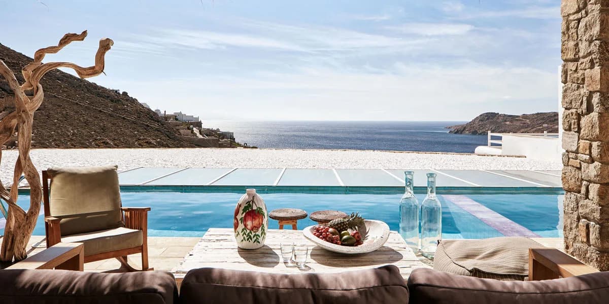 EXCEPTIONAL VACATION GETAWAY WITH A TRADITIONAL CYCLADIC DESIGN photo 2