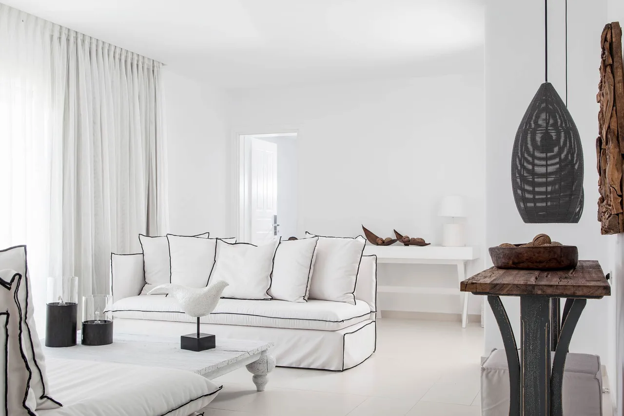 Sophisticated Villa With Private Pool And Contemporary Design photo 3
