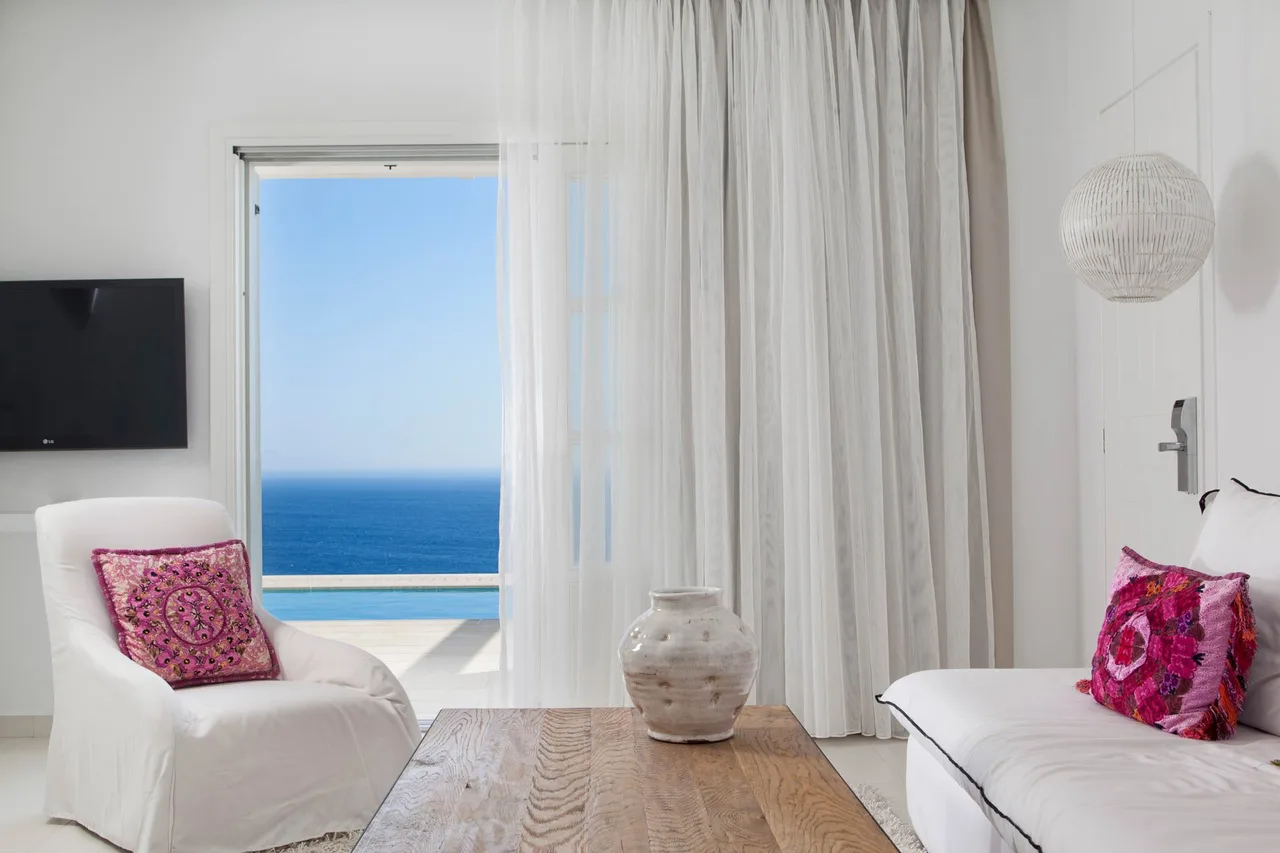 OASIS OF COMFORT WITH SOPHISTICATED INTERIORSAND UNDISTURBED VIEWS