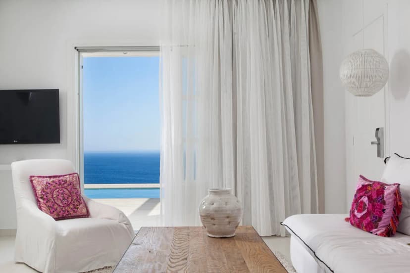 OASIS OF COMFORT WITH SOPHISTICATED INTERIORSAND UNDISTURBED VIEWS