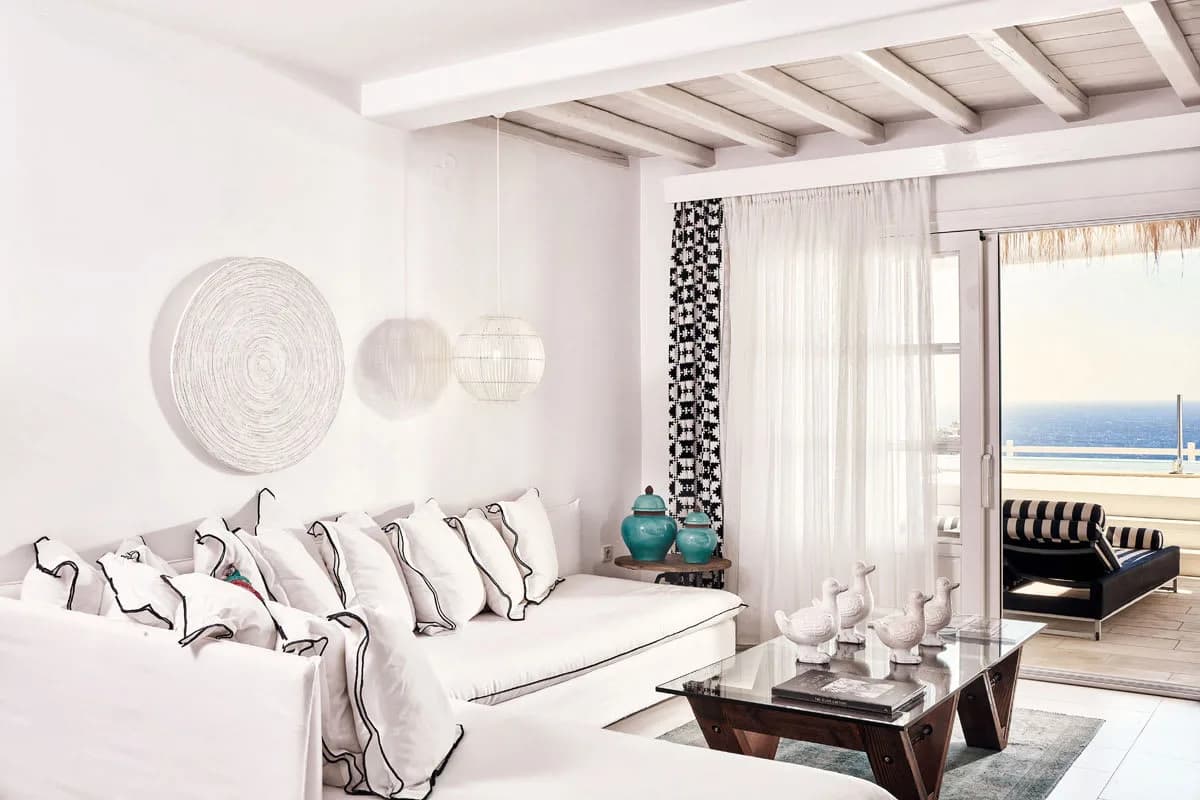 OASIS OF COMFORT WITH SOPHISTICATED INTERIORSAND UNDISTURBED VIEWS photo 2