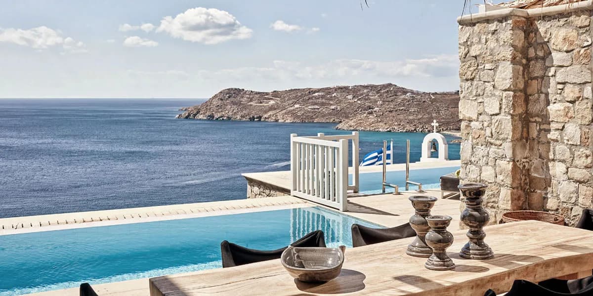 OASIS OF COMFORT WITH SOPHISTICATED INTERIORSAND UNDISTURBED VIEWS photo 3