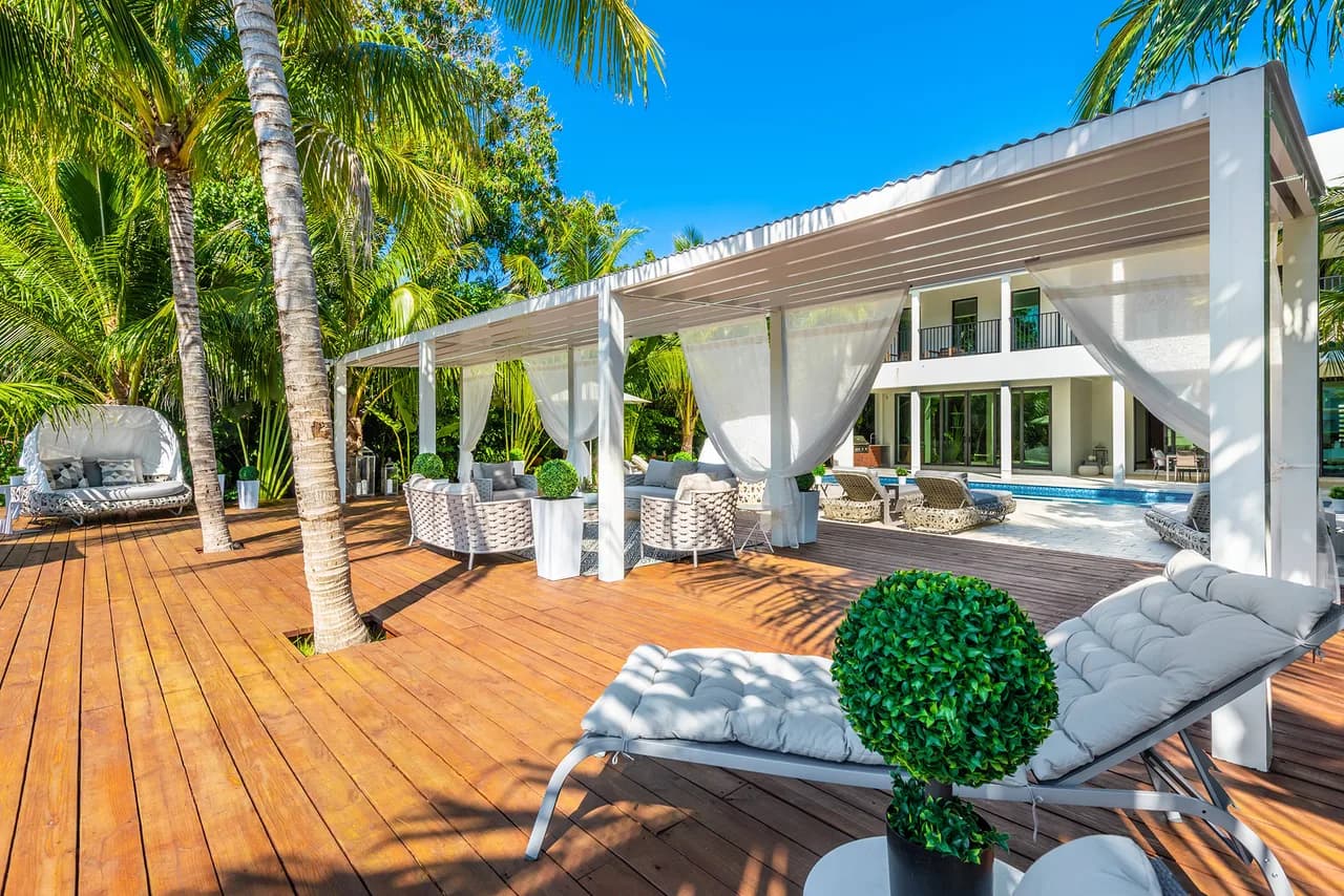 Brand New Waterfront Villa With Heated Pool And Grand Foyer photo 5