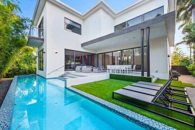 Transitional Modern Style Villa With Expansive Living Spaces