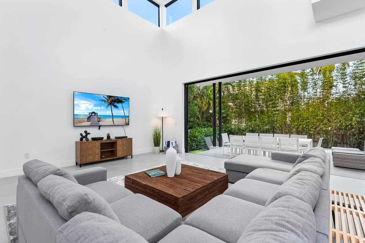 Transitional Modern Style Villa With Expansive Living Spaces photo 2