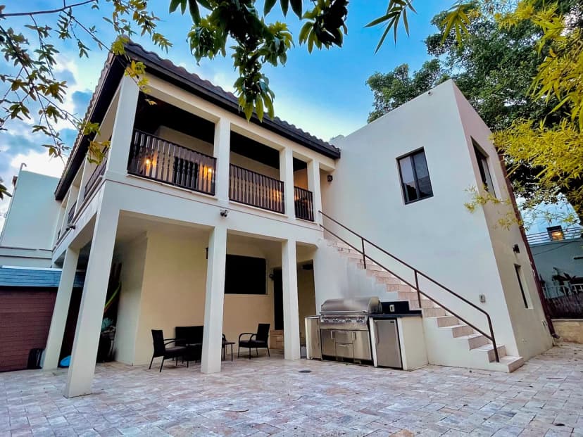 Charming And Contemporary Home With Stunning Private Dock