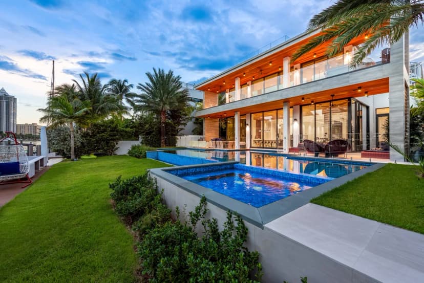 Perfect Villa With Large Balcony And Water Views