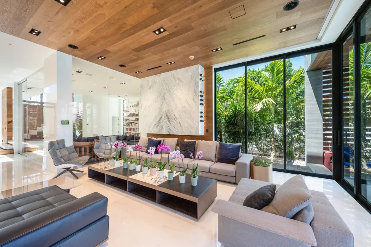 Perfect Villa With Large Balcony And Water Views photo 2