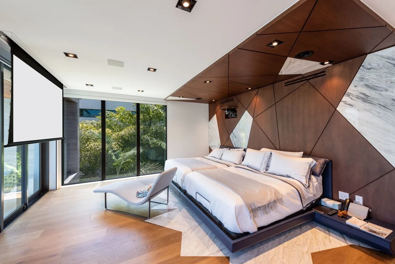 Perfect Villa With Large Balcony And Water Views photo 4
