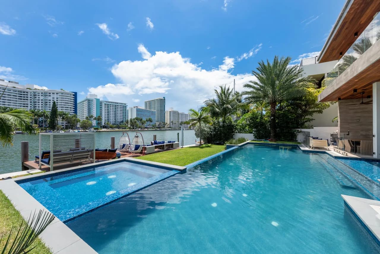 Perfect Villa With Large Balcony And Water Views photo 5