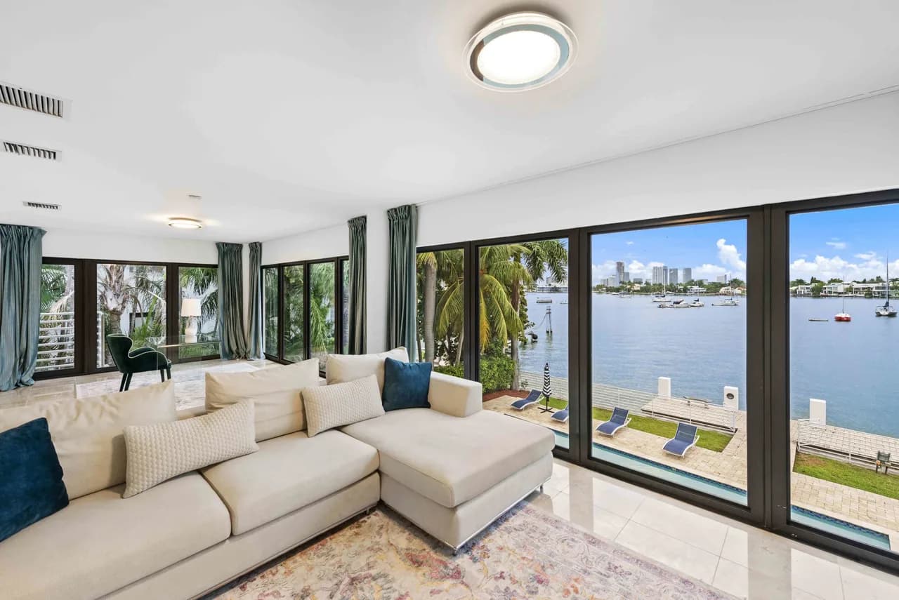 Stunning Miami Villa with Water Views photo 2