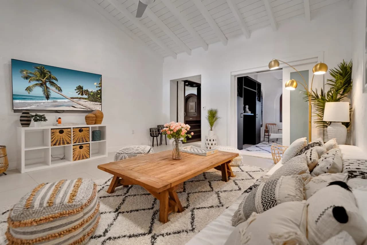 Luxurious Transitional Villa with Water Views photo 2
