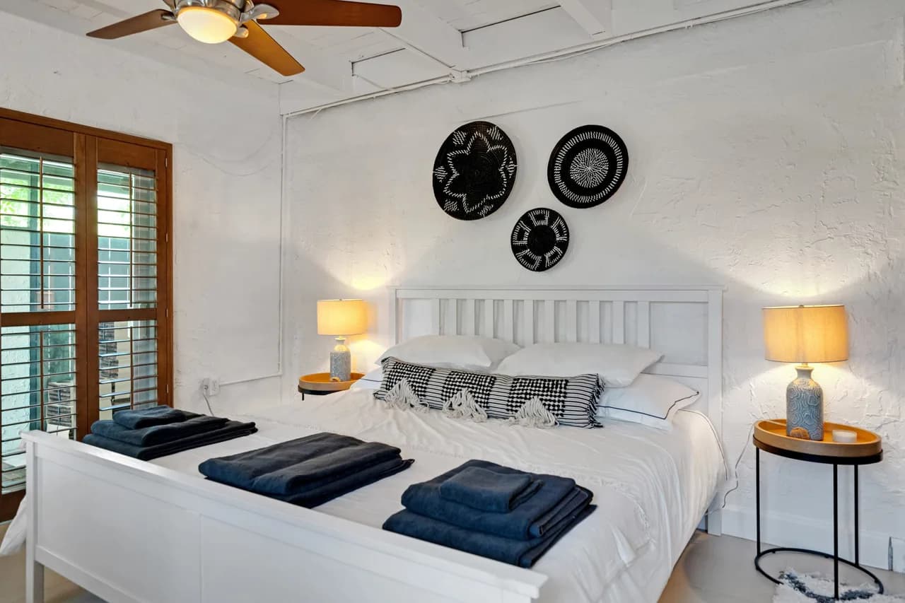 Luxurious Transitional Villa with Water Views photo 4
