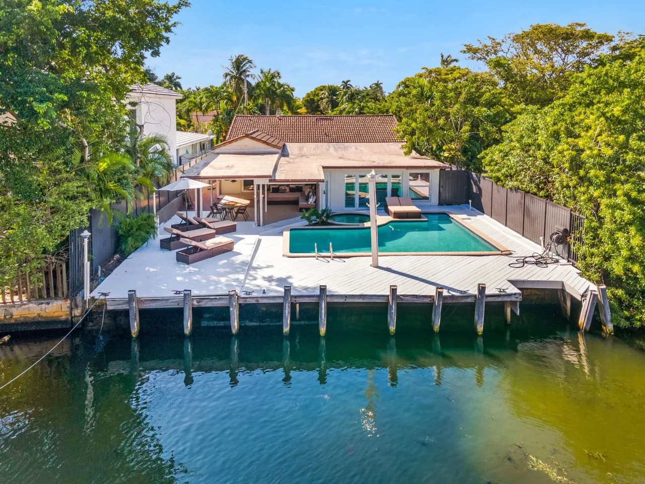 Luxurious Transitional Villa with Water Views photo 5