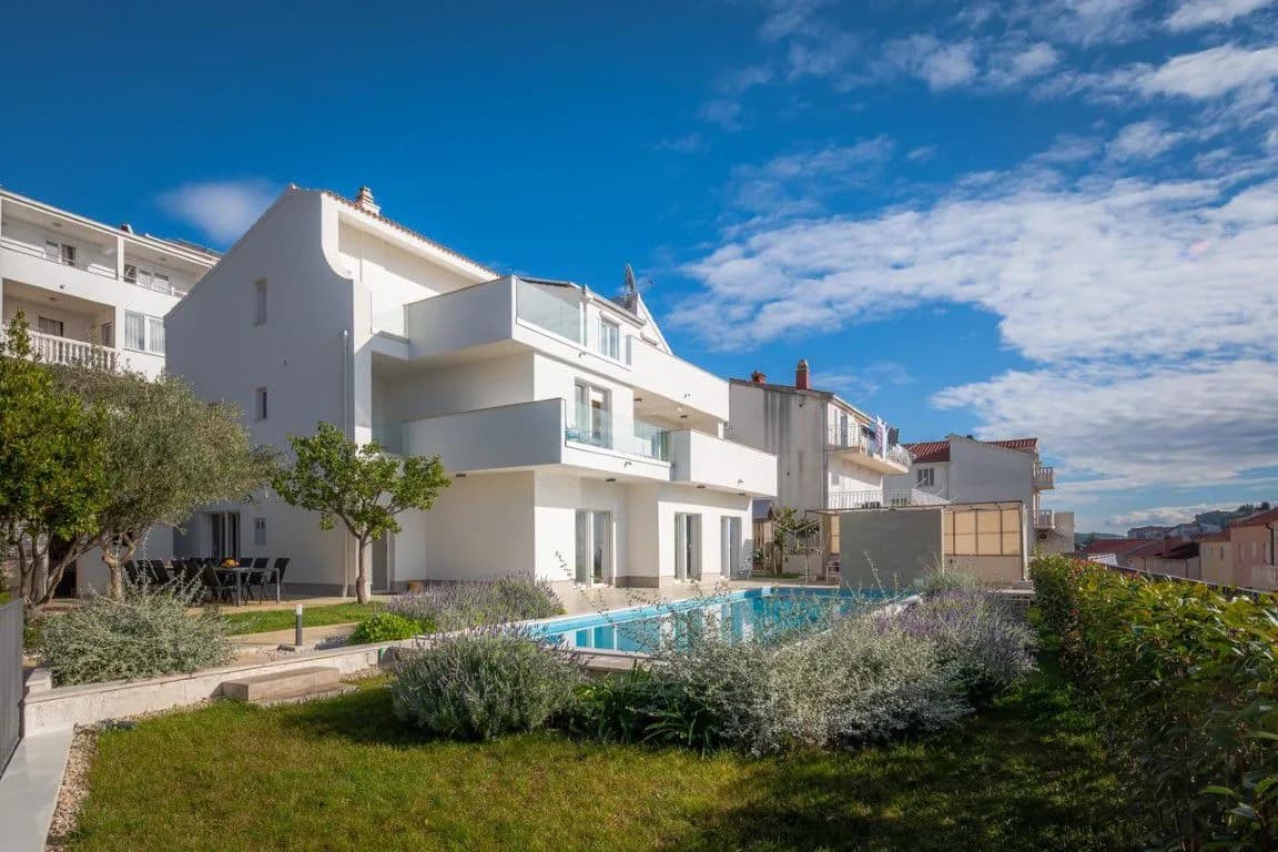 Glorious Spacious Villa Close to Surrounding Beaches photo 2