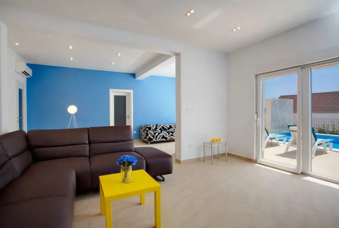Glorious Spacious Villa Close to Surrounding Beaches photo 3