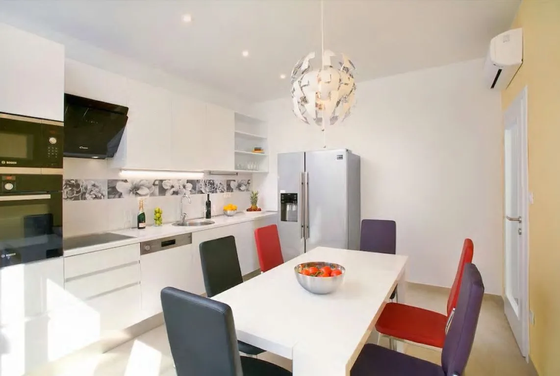 Glorious Spacious Villa Close to Surrounding Beaches photo 4