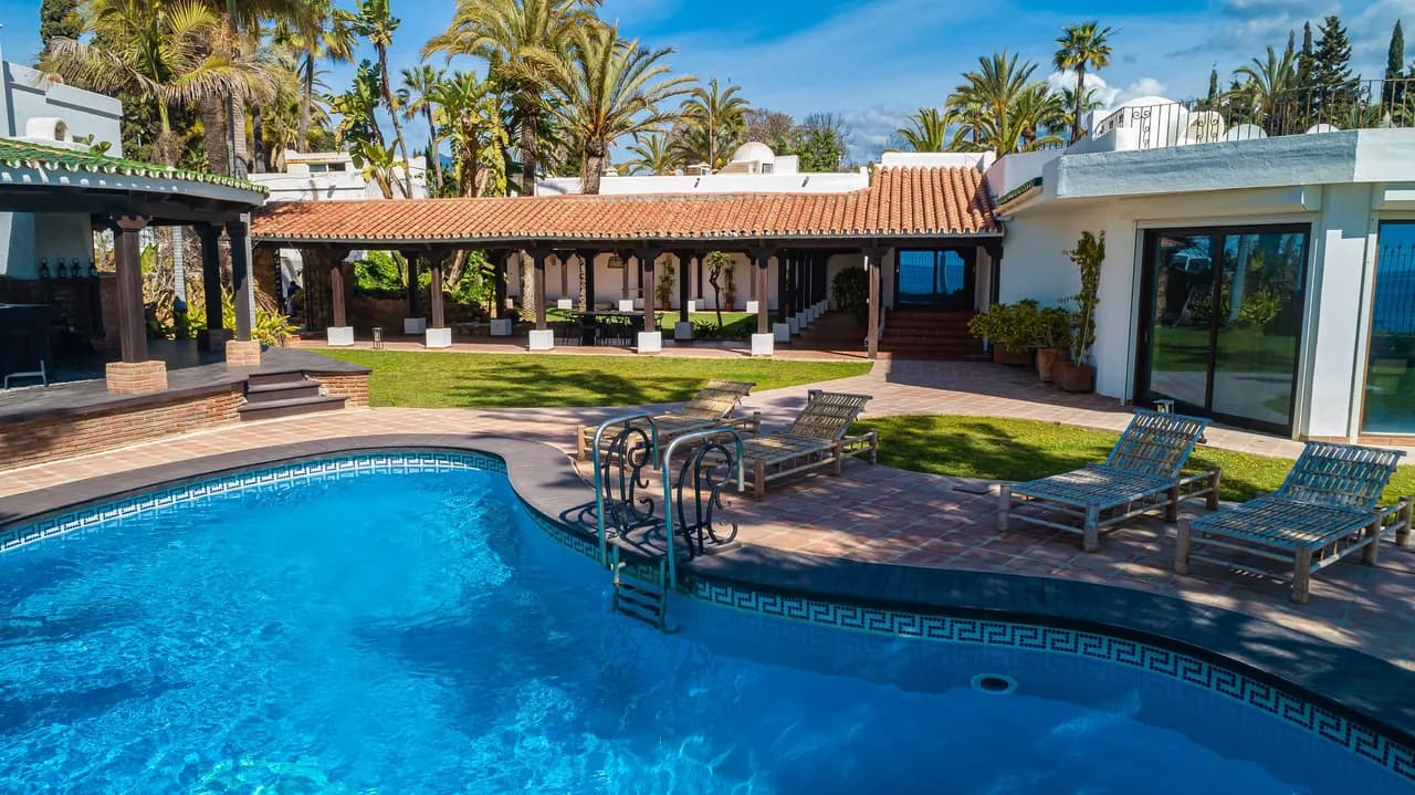 Outstanding Villa with magnificent location photo 4