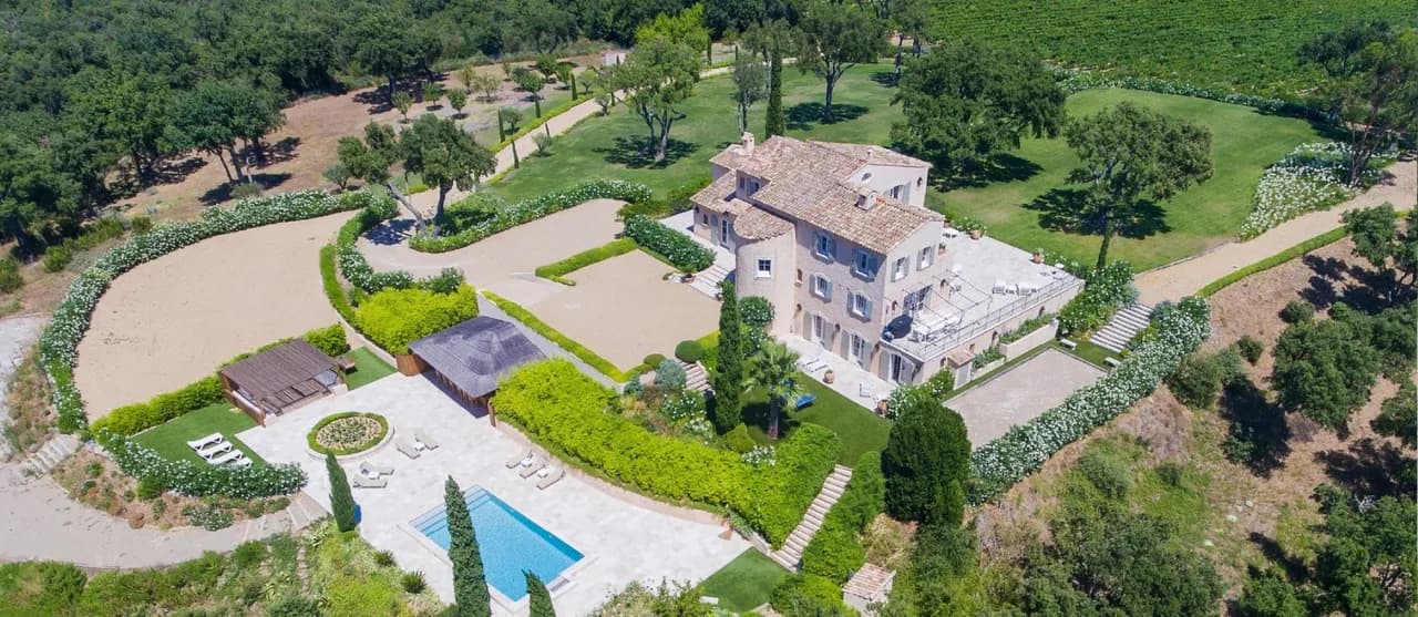 A MAGNIFICENT PROPERTY WITH STUNNING 360 DEGREE VIEWS