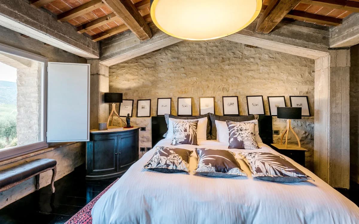 STUNNING VILLA OVERLOOKING THE VINEYARDS OF CHIANTI