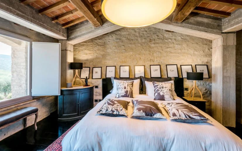 STUNNING VILLA OVERLOOKING THE VINEYARDS OF CHIANTI