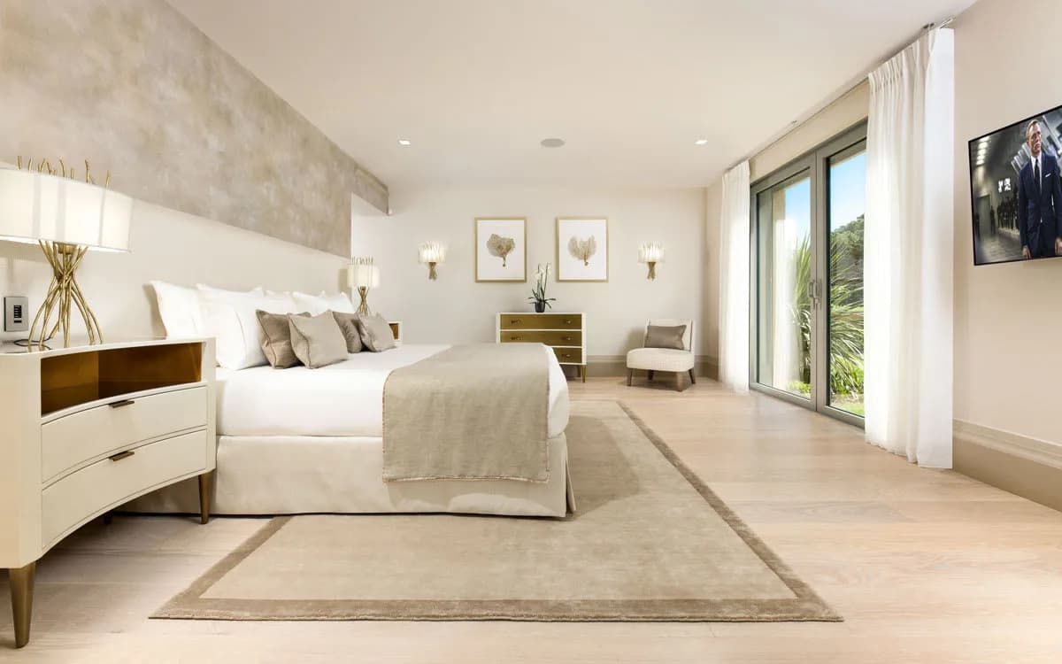 ST TROPEZ'S STUNNING VILLA WITH BEAUTIFUL LANDSCAPED GARDENS photo 4