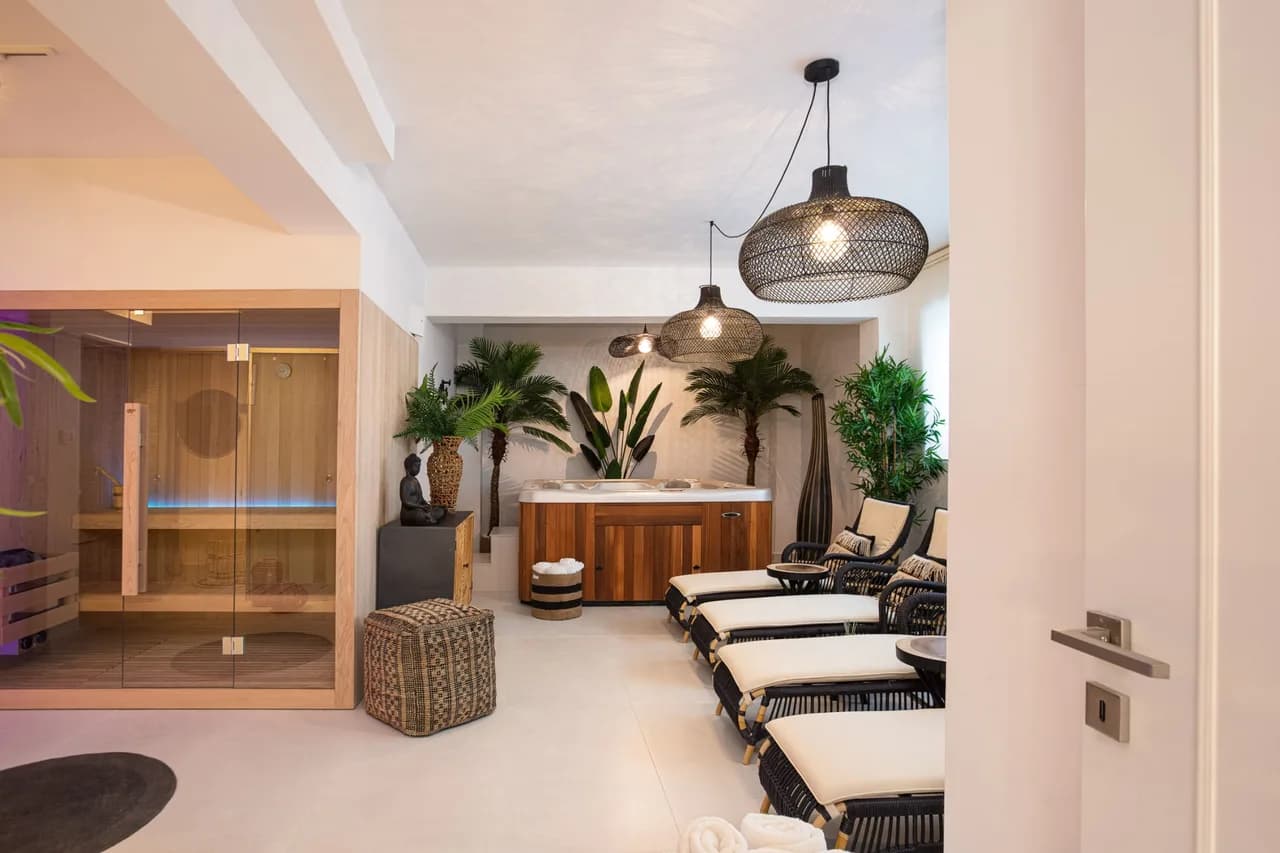 Chic Villa With Indoor Hot Tub, Sauna, Hammam and Playroom photo 3