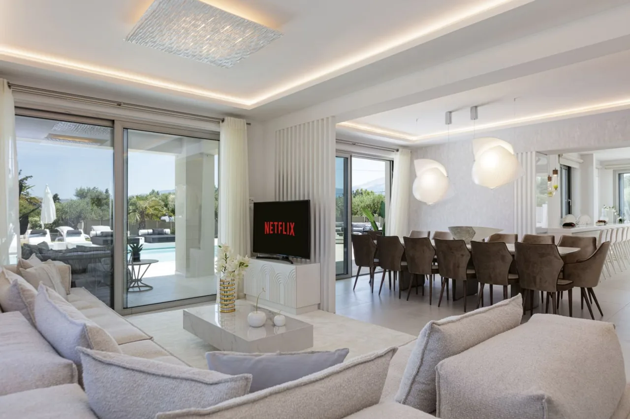 Chic Villa With Indoor Hot Tub, Sauna, Hammam and Playroom photo 5