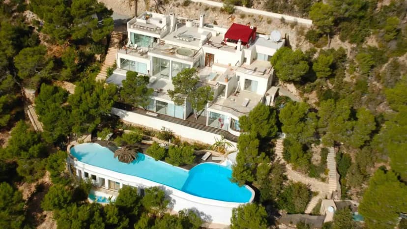 SPECTACULAR VILLA WITH INCREDIBLE VIEWS OF THE OLD TOWN