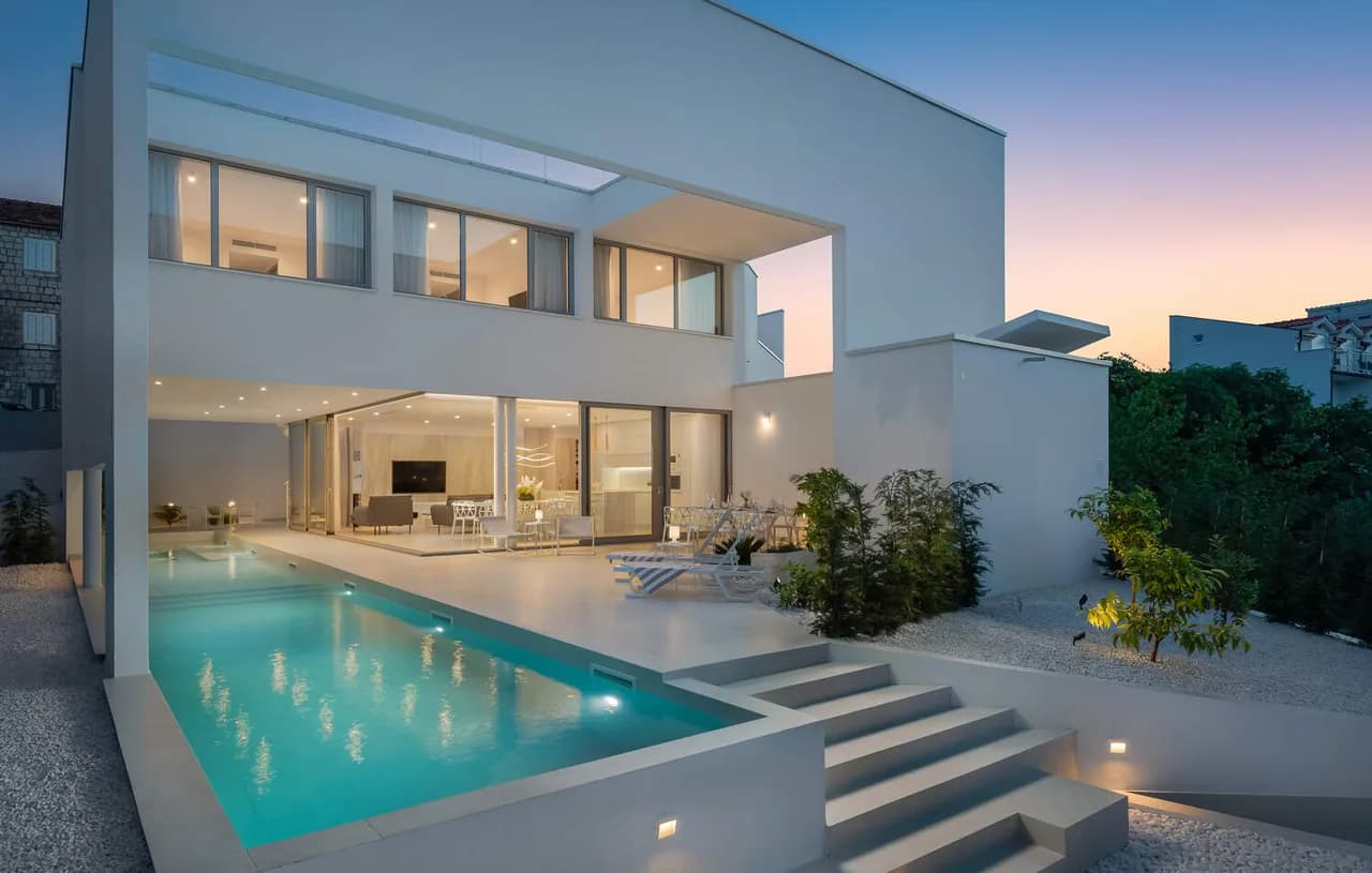 LUXURIOUS VILLA WITH PANORAMIC MOUNTAIN VIEWS photo 2