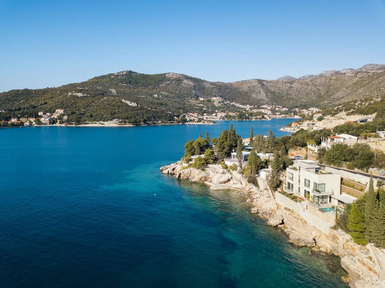 SPECTACULAR BEACHFRONT VILLA WITH AMAZING SEA VIEWS