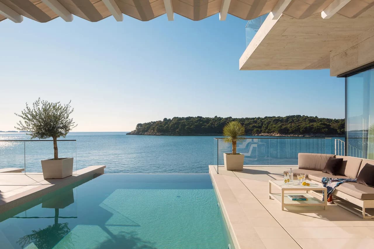SPECTACULAR BEACHFRONT VILLA WITH AMAZING SEA VIEWS photo 4