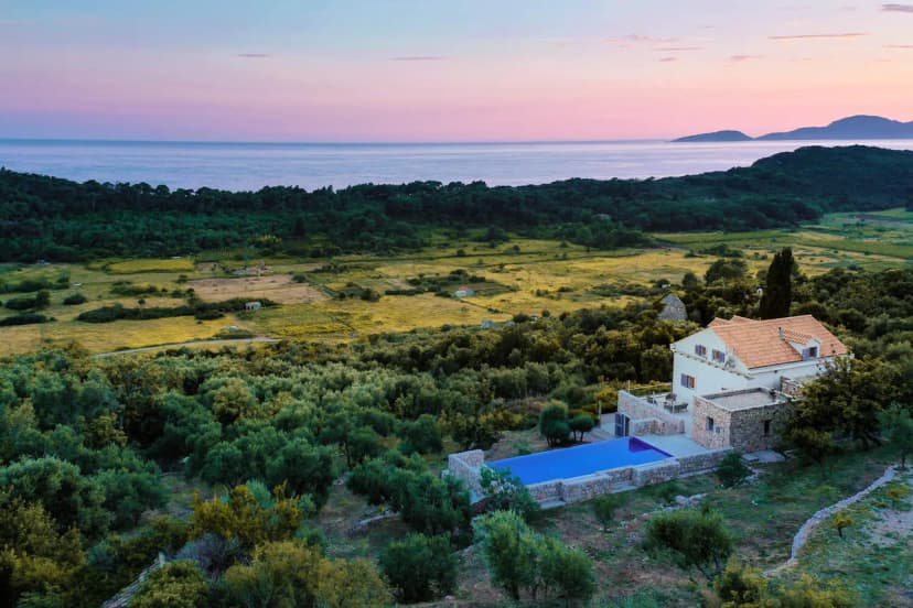 TRADITIONAL STONE VILLA WITH OUTDOOR SWIMMING POOL