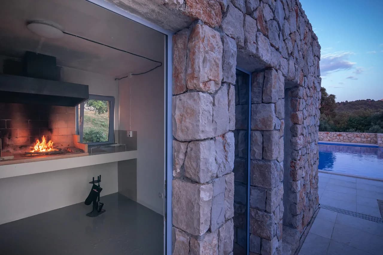 TRADITIONAL STONE VILLA WITH OUTDOOR SWIMMING POOL photo 4