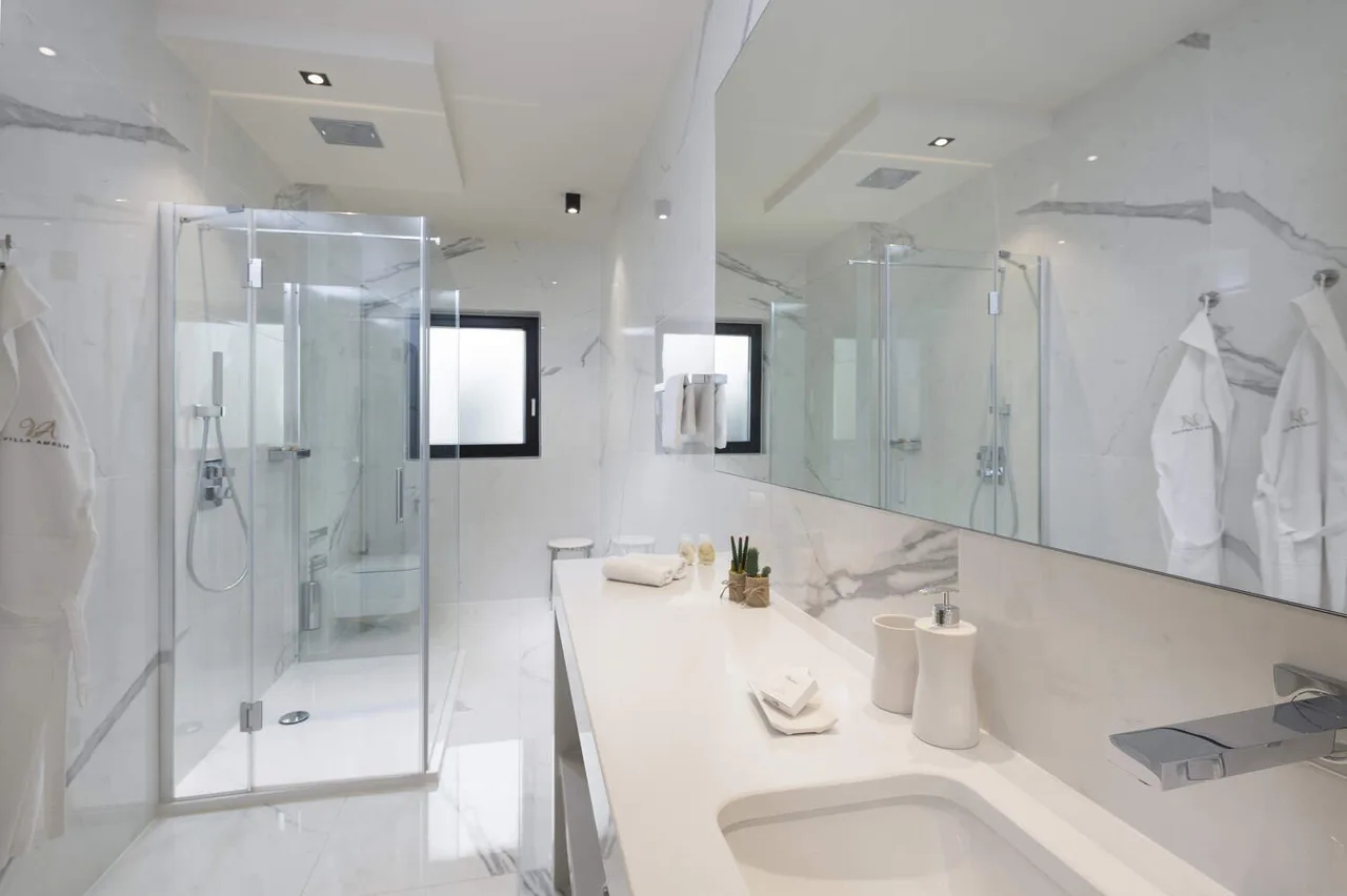 Iconic Luxurious Villa with Private Beach photo 5