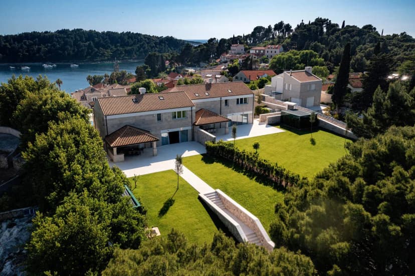 PRIME LUXURY VILLA WITH OUTDOOR POOL AND SAUNA