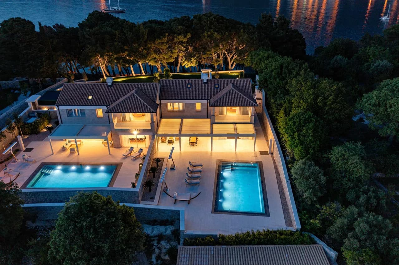 PRIME LUXURY VILLA WITH OUTDOOR POOL AND SAUNA photo 2