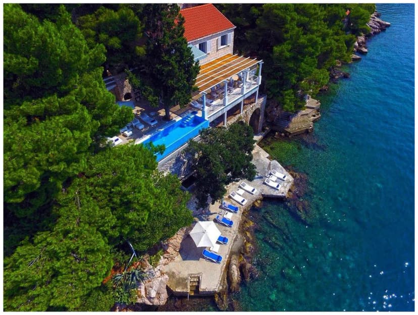 STUNNING VILLA WITH PRIVATE BEACH