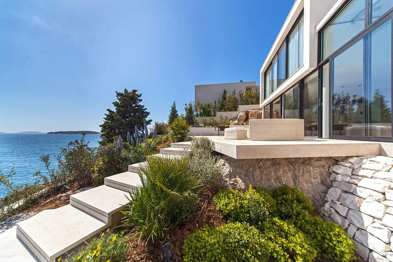 ELEGANT BEACHFRONT VILLA WITH PRIVATE SWIMMING POOL