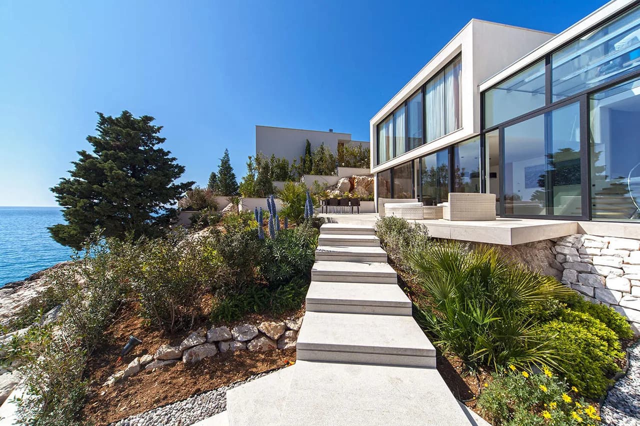 ELEGANT BEACHFRONT VILLA WITH PRIVATE SWIMMING POOL photo 2
