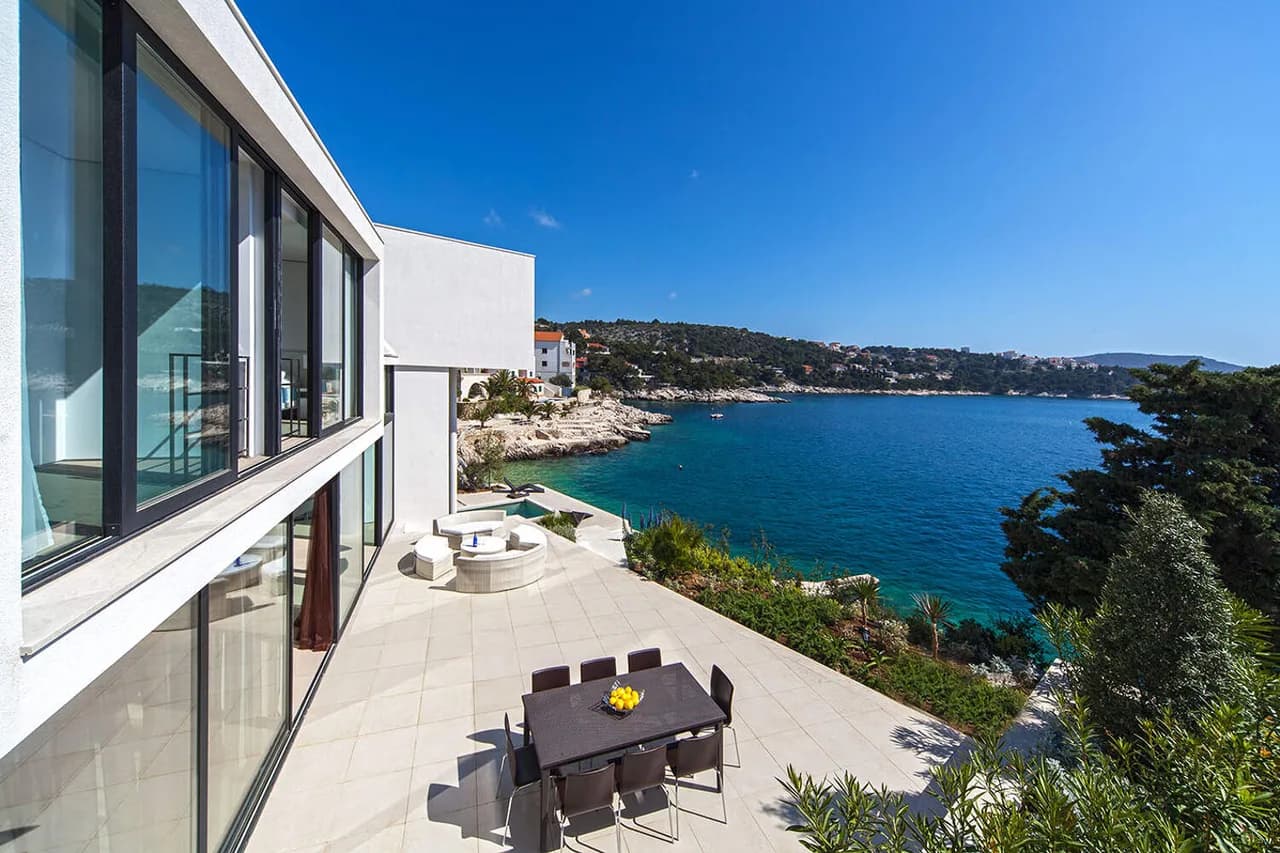 ELEGANT BEACHFRONT VILLA WITH PRIVATE SWIMMING POOL photo 3