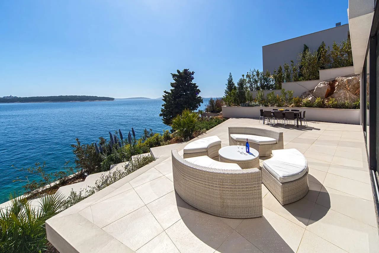 ELEGANT BEACHFRONT VILLA WITH PRIVATE SWIMMING POOL photo 4