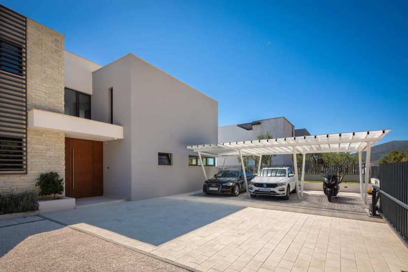 GORGEOUS CONTEMPORARY VILLA WITH JACUZZI AND INFINITY POOL