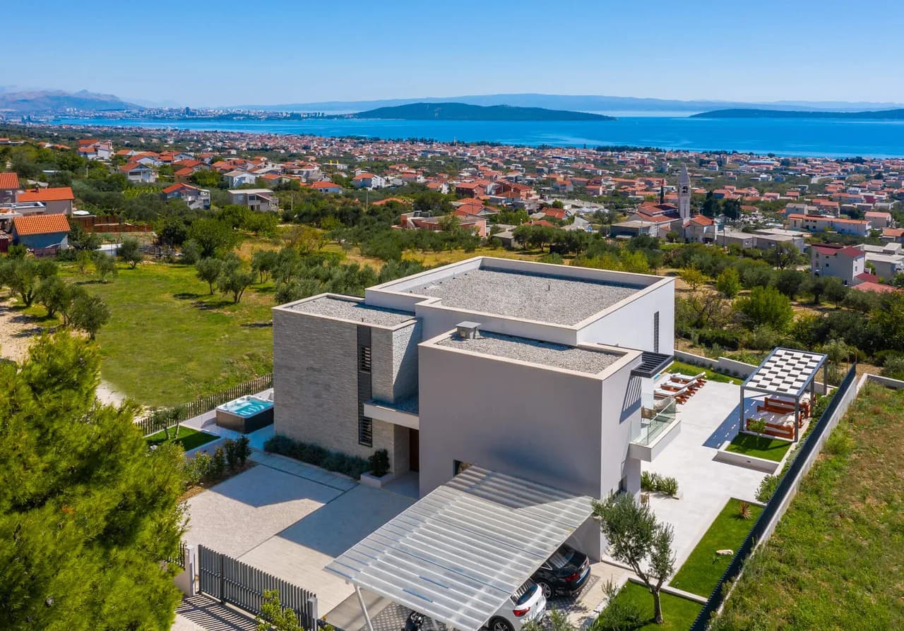 GORGEOUS CONTEMPORARY VILLA WITH JACUZZI AND INFINITY POOL photo 2