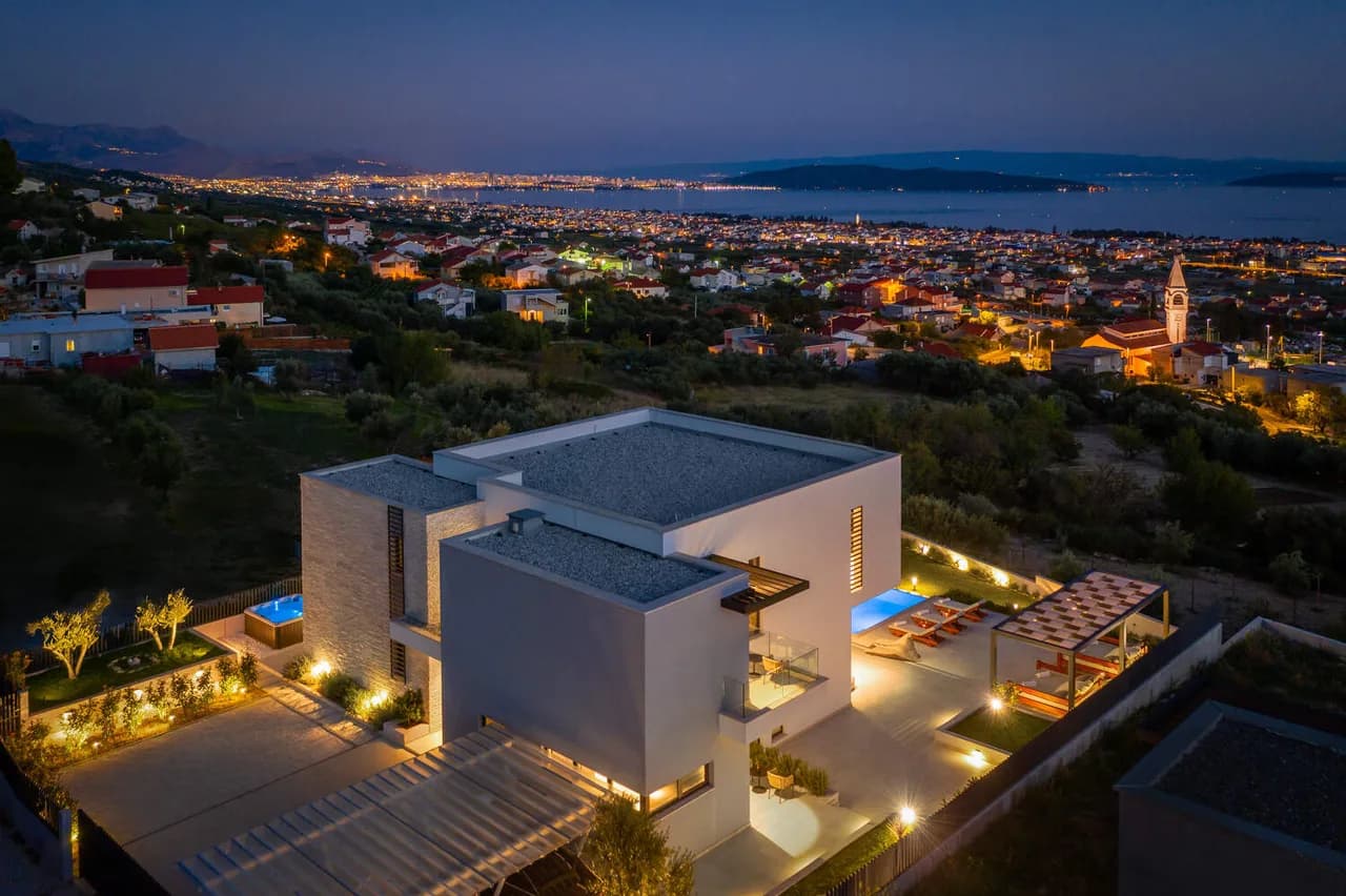 GORGEOUS CONTEMPORARY VILLA WITH JACUZZI AND INFINITY POOL photo 3